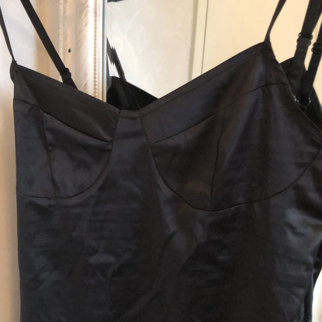 Stretchig klänning med slits - 91