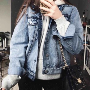  - Säljer min jeansjacka från bik bok. Jackan är knappt använd och i nyskick eftersom att det inte riktigt va min stil. Jag är en S men valde M för en lite mer oversized look. 