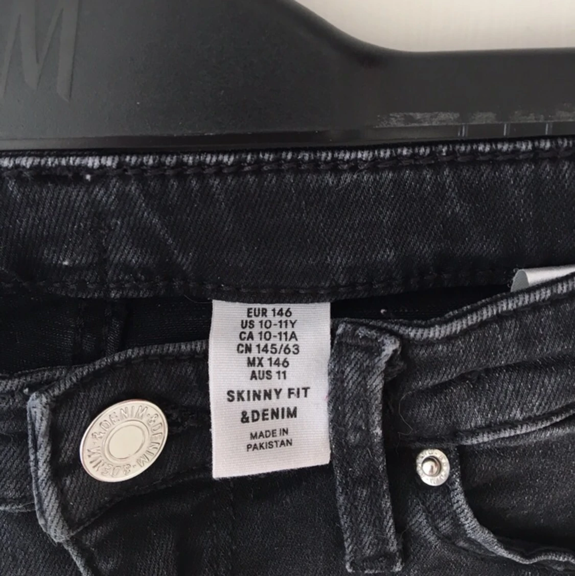 Svarta jeans med hål 🖤 - 91