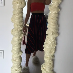 Plisserad kjol från H&M - Mycket sparsamt använd kjol från H&M, med plissering. Skönt material och resor i midjan. Storlek S. Frakt tillkommer på 49kr ✨⚡️💜