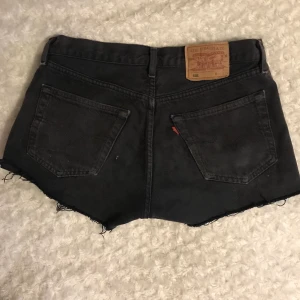 Levis shorts  - Svarta levis shorts som är i princip oanvända då de är för stora för mig! Frakt tillkommer på 66kr. 
