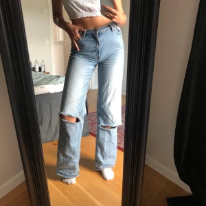 Jeans - Säljer nu mina favorit jeans från monki med egen gjorda hål! 💜väldigt bra skick 💜köparen står för frakten!!BUDA eller köp dirket 500.                               Högsta bud: 300