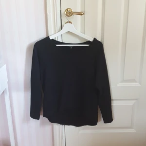 Svart tröja från BikBok💫 - Fint skick. Hör av dig vid intresse💖