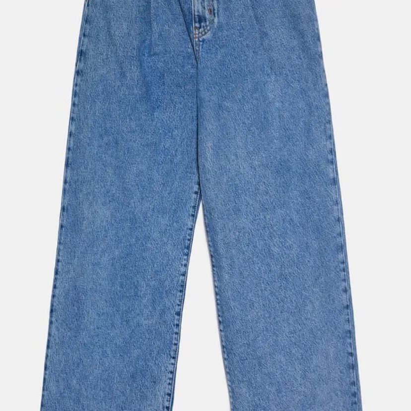 Vida fina jeans ifrån zara. Långa i modellen. Fint skick, använda en gång. Slutsålda. Bara att höra av dig om du vill ha bilder på hur de ser ut irl och bilder på💞. Jeans & Byxor.