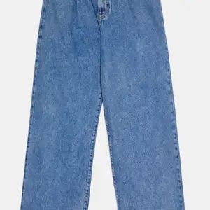 Vida fina jeans ifrån zara. Långa i modellen. Fint skick, använda en gång. Slutsålda. Bara att höra av dig om du vill ha bilder på hur de ser ut irl och bilder på💞