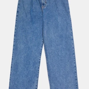 Vida jeans zara - Vida fina jeans ifrån zara. Långa i modellen. Fint skick, använda en gång. Slutsålda. Bara att höra av dig om du vill ha bilder på hur de ser ut irl och bilder på💞