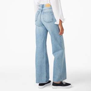 Ett par jeans från Monki, modell YOKO, i mycket gott skick 😝 Säljer för 250 + frakt