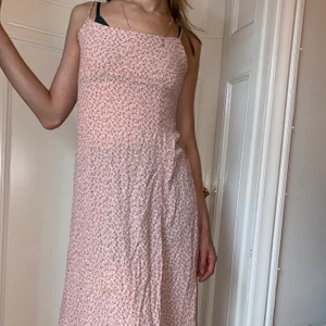 Brandy Melville klänning med snörning - Superfin längre klänning från BM. Onesize men med snörning för fin passform☺️