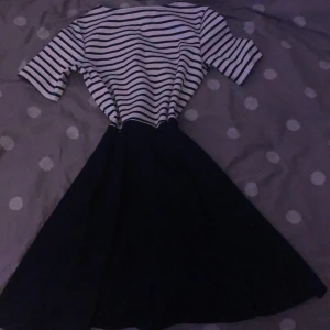 Klänning  - Säljer denna fina klänning som är väldigt synd att sälja men den passar ej den är en gång använd men är köpt på 500 säljer för ett bra pris kan eftersom den är i ett väldigt bra skick 