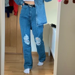 NAKD Jeans Strl 36 - Sprillans skitsnygga NAKD jeans inköpta från Carlings. Inköpspris 549kr, aldrig använda. 💕 Säljer pga fel storlek.🦋 frakt tillkommer☁️ ps. priset går att diskutera🐣