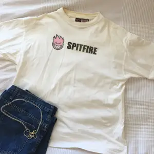 Vintage spitfire t shirt som är extremt unik. Priset startar på 300kr och bud går att lägga i kommentarerna. OBS gula fläckar som (kanske!!) går att bleka bort.