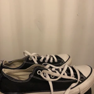 Svarta converse  - Ett par svarta converse som bara är använda ett fåtal gånger, storlek 40. Om flera intresserade buda i kommentarerna💞 Kan skicka fler bilder vid inteesse🥰🥰