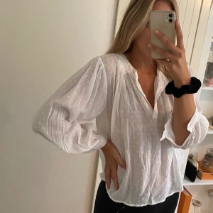 Vit blus - Härlig fin blus i tunt material, perfekt för sommar i Sverige. V-ringning. Priset är ink frakt 