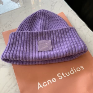 Acne mössa  - Säljer nu min acne mössa som inte har kommit till användning, köpt på NK i Stockholm. Har även kvittot kvar. 