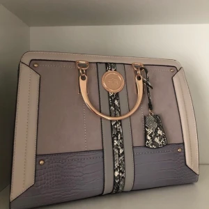 HANDVÄSKA - super fin och mycket plats, aldrig använd 