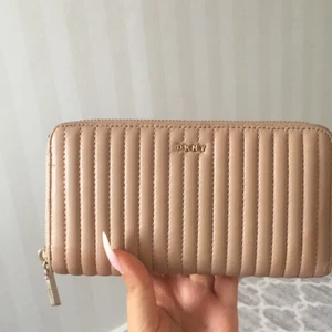 DKNY plånbok  - Pris 400kr