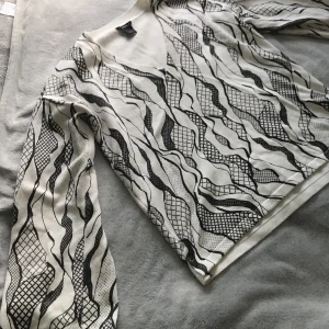  Oversized, v ringad tröja. - Passar till all stil,mönstrig (svart,vitt) storlek S. Väldigt skön material. Armarna är breda.   Kan mötas upp annars står köparen för frakten. Stockholm!