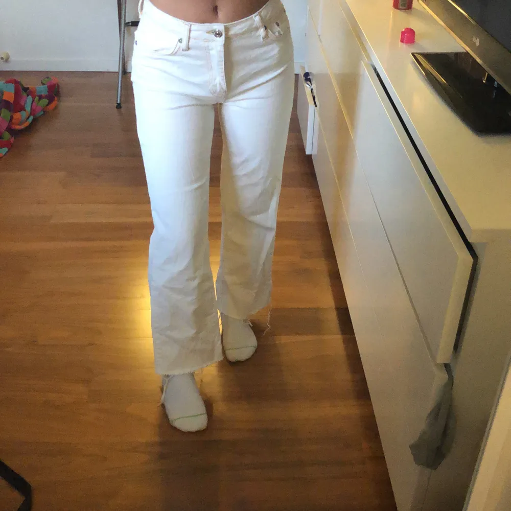 Ett par vita flare/raka jeans från mango i storlek 34! Säljer då dom är för korta för mig, därav kompis som bär jeansen på bilden. Säljer för 250 + 66kr frakt. Jeans & Byxor.