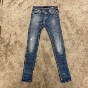 Replay Jeans - Slitna Replay Jeans i storlek 30/32. Nypris: 1899kr, sparsamt använda.