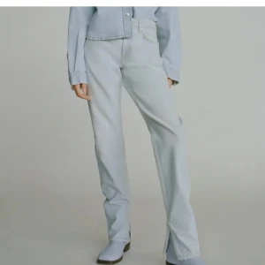 Ljusblå zara jeans med slits! - Slutsålda och endast använda 1 gång, alltså i nyskick. Säljer då de är för små för mig. Säljer för 400kr eller byta mot ett par i storlek 36!❤️