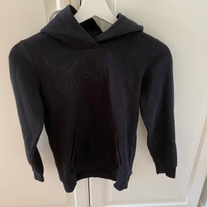 Peakperfomanc hoddie - Jättefin hoddie i bra skick. Använd fåtal gånger och har kvar den svarta färgen. Originalpris är runt 700 kr. Mitt pris är 200kr. Köparen står alltid för frakten 