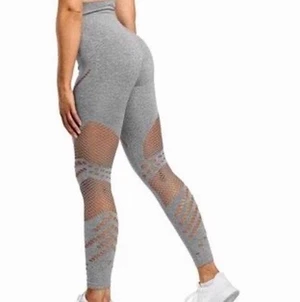 Träningst Tights strl. M - säljer nu mina gråa träningstight då jag jag beställde fel storlek, så dom är aldrig använda. Original pris: 699kr. Säljer dom för 350kr inkl frakt, pris går att diskuteras💖