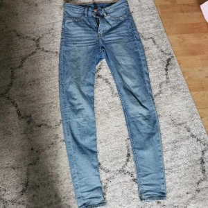 Blå jeans från hm - Nästan aldrig använt köpta från hm strl 38 sitter som S/M