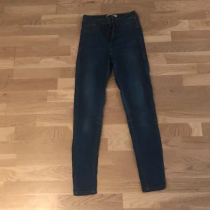 Gina Tricot - Tighta blåa jeans från Gina Tricot