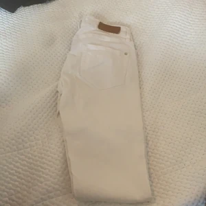 Vita jeans - Betala för frakta+ 20kr