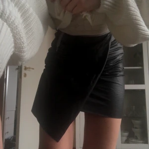 Kjol i skinn imitation  - Sjukt snygg ”skinn”kjol från Gina. Frakt 🚚: 45kr