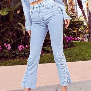 Elsa Hosk x bikbok jeans! snygga detaljer på fickorna och längderna, tvätten är ljusare än vad den ser ut på mina bilder. frakt +63kr