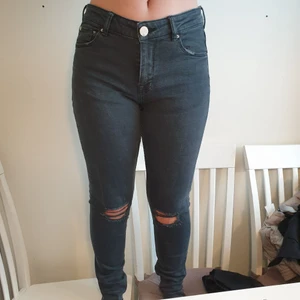 Svarta jeans - Urtvättad stil, skinny jeans. Stretchiga och jätte sköna. Köpare står för frakt.
