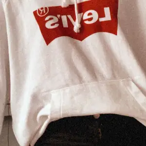 En vit Levis hoodie i xs. Sitter ganska oversized på mig som är en xs. Har används 2-3 gånger så nästan helt ny