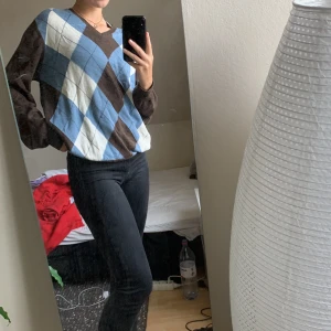 Jättetrendig rutig tröga  - En jättefin och trendig stickad tröja från H&M. Den är i herrstorlek i L så den är oversize på mig som i vanliga fall har S. Den är i bra skick. Om ni vill ha fler bilder så skriv till mig bara 🥰 Bud just nu: 75kr + frakt!