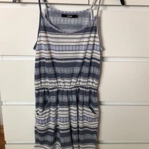 Playsuit med smala axelband  - En blå/vit randig playsuit i storlek S från bikbok. 