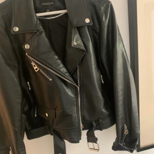 Skinnjacka från zara - Jag har normalt strö xs, så passar bäst på xs-m beroende på hur man vill ha den. Endast använd 3 ggr då jag har andra jackor jag gillar mer💓