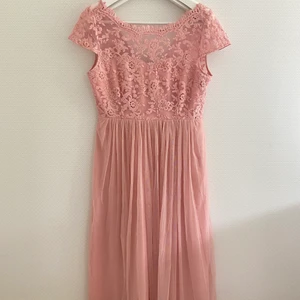 Gammelrosa balklänning - Extremt fin gammelrosa balklänning med spets från VILA:) Nypris 900kr. Använd endast vid två tillfällen så den är nästan i nyskick. Baksidan består av både dragkedja och knappar;) Frakt: 80kr
