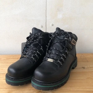 Oanvända Kängor - Ett till par kängor, dessa i nytt skick, med reflexdetaljer och oanvända! Lapp kvar(bild 3) 🌻15% av alla inkomster går till välgörenhetsarbe🌻köpare står för frakt<3 priset är diskuterbart🥰