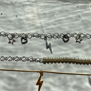 Smycken - Högst upp 46kr. Mitten 49kr. Längst ner 40kr. Frakt 11kr (DEN HÖGST UPP ÄR SÅLD)