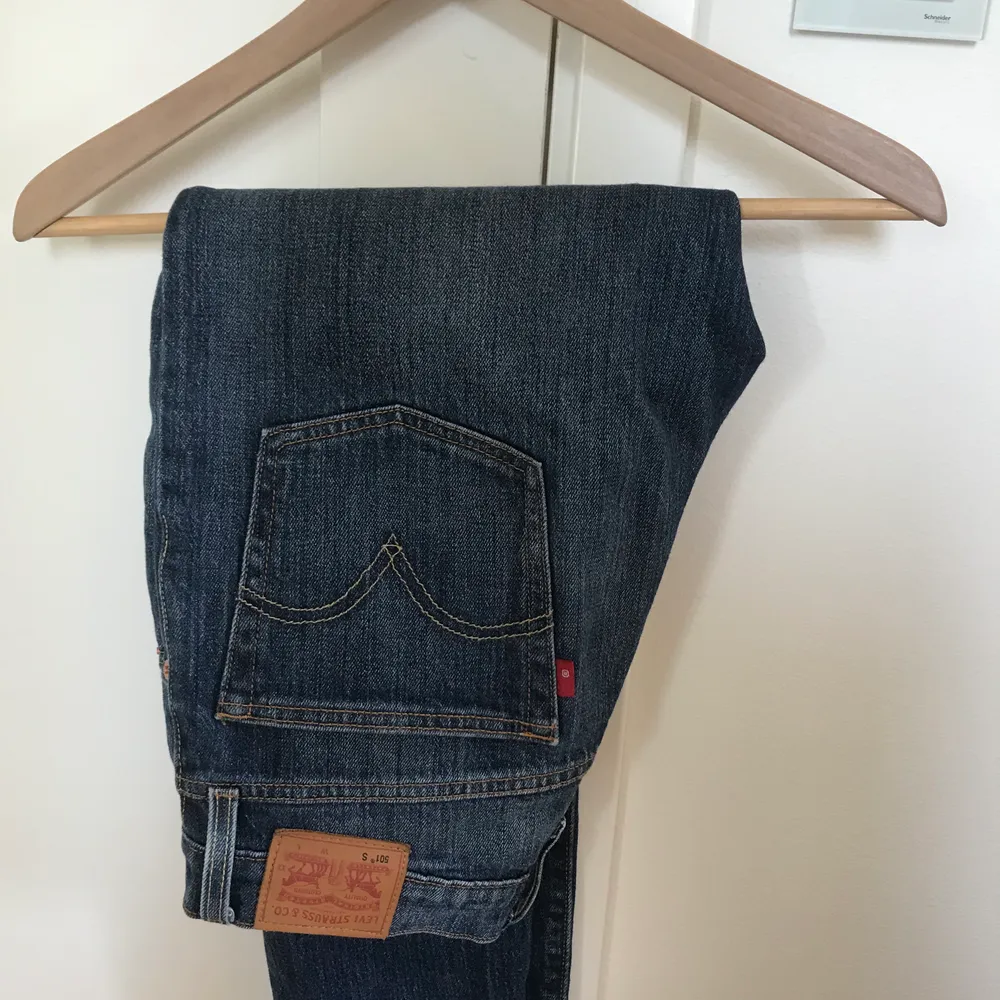 Fina Levi’s jeans i modellen 501, storlek 26/32. Säljer då de är lite för stora. Superfint skick!💙. Jeans & Byxor.