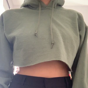 Croppad hoodie från Urban Outfitters - Oversized croppad hoodie från Urban outfitters, använd ett par fåtal gånger. I gott stick!! Köparen står för frakten💖✨