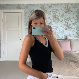 Linne - Säljer detta fina linne med v-ringning både fram och i ryggen med silver detaljer! Perfekt till sommaren eller fest! Pris: 50 kr. FRAKT TILLKOMMER💗🧚🏼