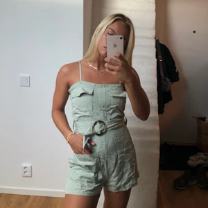 Oanvänd playsuit mintgrön - Säljer min oanvända playsuite i mintgrön färg från bershka. Inbyggt bälte med snygga detaljer. Frakt tillkommer! 