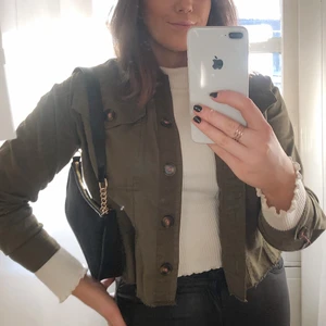 Grön jacka  - Mörkgrön jacka köpt på River Island. storlek xs, men lite stor i storleken så den passar även s/m 