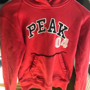 Peak performance hoodie  - Hoodien är köpt på second hand så den är ju antagligen använd och de kan man se på några fläckar ( skriv privat för bild ), men jag har använt den ca 2 gånger. Köpte för 120 kr men säljer för 70 pga fläckarna. Storlek M men passar mig som är Xs/S.