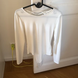 Body - Säljer min vita body från bik bok.