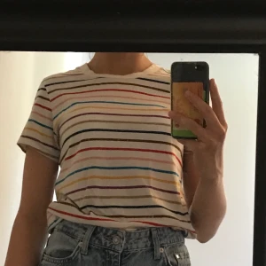 Randig tröja från bikbok - Randig tröja, sitter jättefint. Har dock fått en liten fläck på ryggen