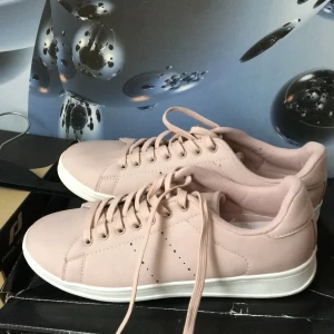 Rosa skor - Har alldrig använt de köpt för 199 säljer för 100