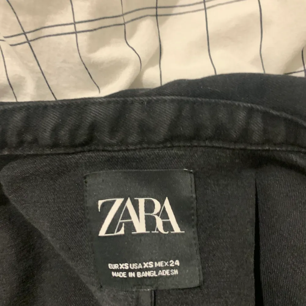 Säljer min jättefina croppade jeansjacka från Zara. Knappt använd så den har inga slitningar eller fläckar. Frakten ligger på 44kr och den står du för🦋🦋. Jackor.