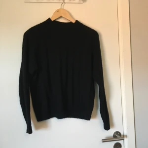 Svart stickad tröja Monki - Svart stickad tröja från Monki. Stl XS. Bra skick. Frakt betalas av köparen.